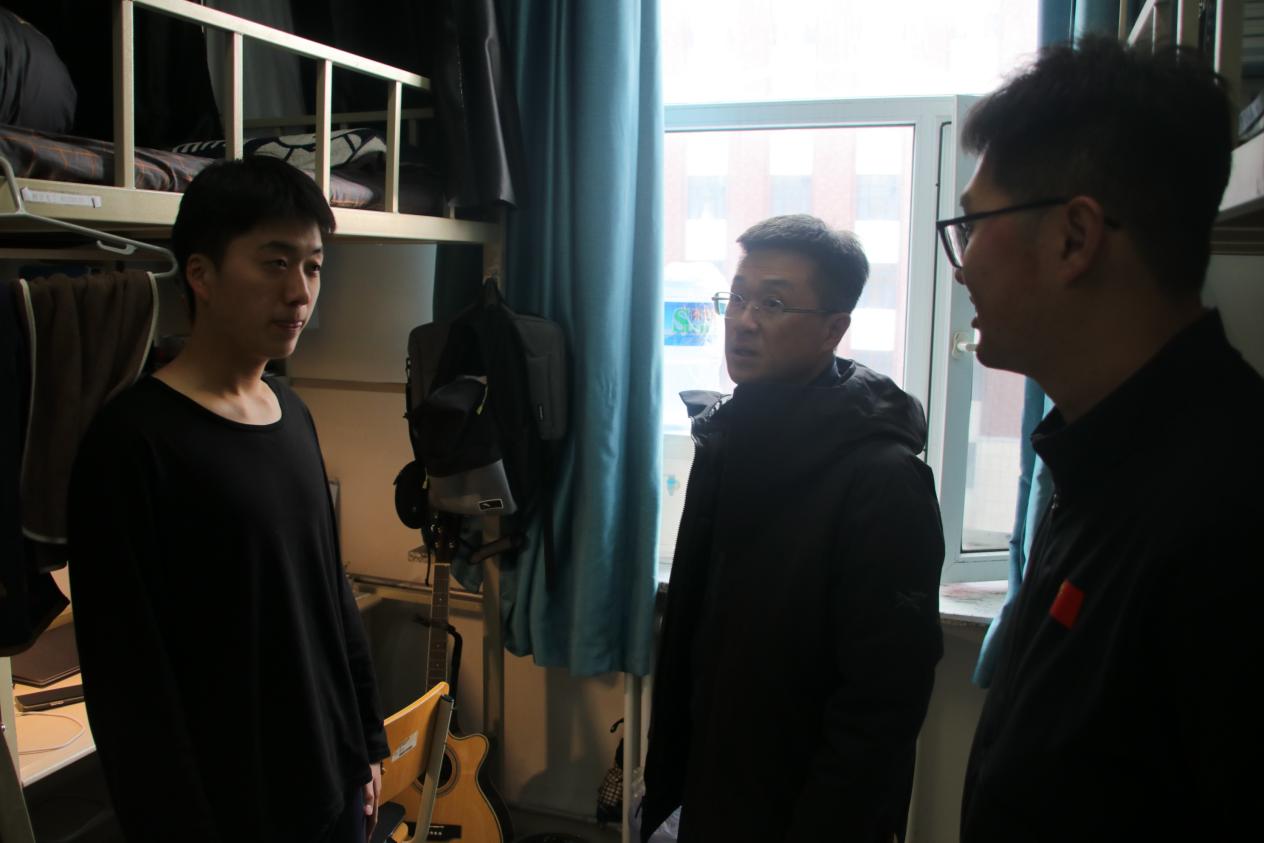 “寓”见关怀，温情入心 | 威尼斯电子游戏大厅组织开展本科生学生寝室走访贴春联暨节前安全与诚信考试提示工作